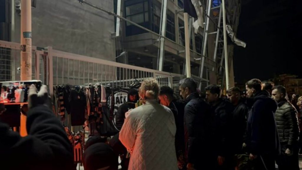 ΠΑΟΚ: Λουτσέσκου και παίκτες θρηνούν έξω από την Τούμπα για τους επτά φιλάθλους που σκοτώθηκαν σε τροχαίο στη Ρουμανία