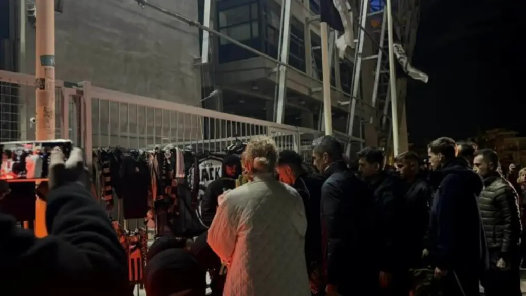 ΠΑΟΚ: Λουτσέσκου και παίκτες θρηνούν έξω από την Τούμπα για τους επτά φιλάθλους που σκοτώθηκαν σε τροχαίο στη Ρουμανία