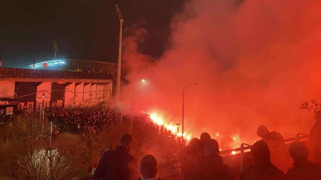 Ανατριχιαστικές στιγμές στην Τούμπα με τις 7 σορούς των φίλων του ΠΑΟΚ – «Αδέλφια ζείτε εσείς μας οδηγείτε» (Βίντεο)