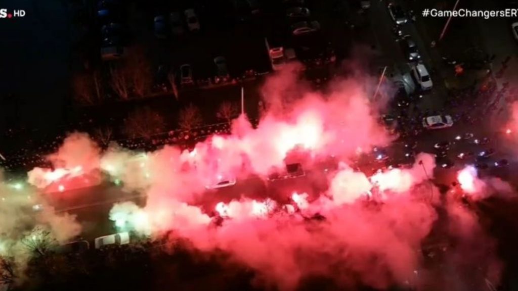 Συγκλονιστικό βίντεο από drone – Η πομπή με τις σορούς των 7 φιλάθλων του ΠΑΟΚ προς την Τούμπα