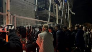 ΠΑΟΚ: Λουτσέσκου και παίκτες θρηνούν έξω από την Τούμπα για τους επτά φιλάθλους που σκοτώθηκαν σε τροχαίο στη Ρουμανία