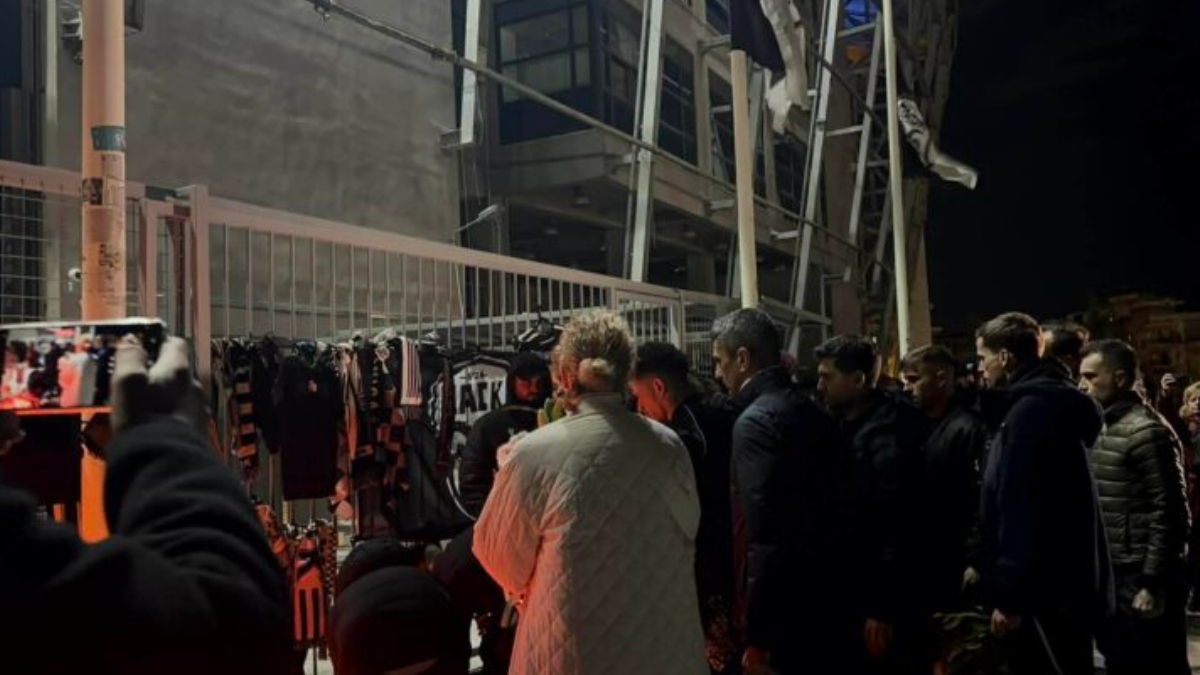 ΠΑΟΚ: Λουτσέσκου και παίκτες θρηνούν έξω από την Τούμπα για τους επτά φιλάθλους που σκοτώθηκαν σε τροχαίο στη Ρουμανία