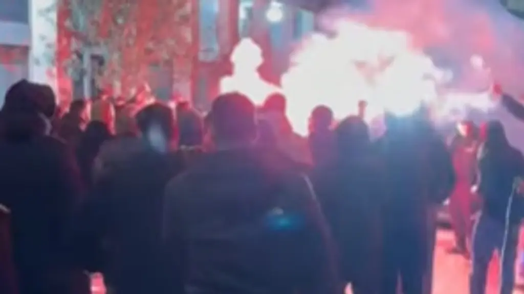 Πορεία οπαδών του ΠΑΟΚ στο κέντρο της Αθήνας στην μνήμη των νεκρών του τραγικού τροχαίου (βίντεο)