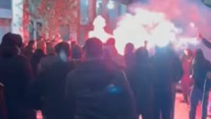 Πορεία οπαδών του ΠΑΟΚ στο κέντρο της Αθήνας στην μνήμη των νεκρών του τραγικού τροχαίου (βίντεο)