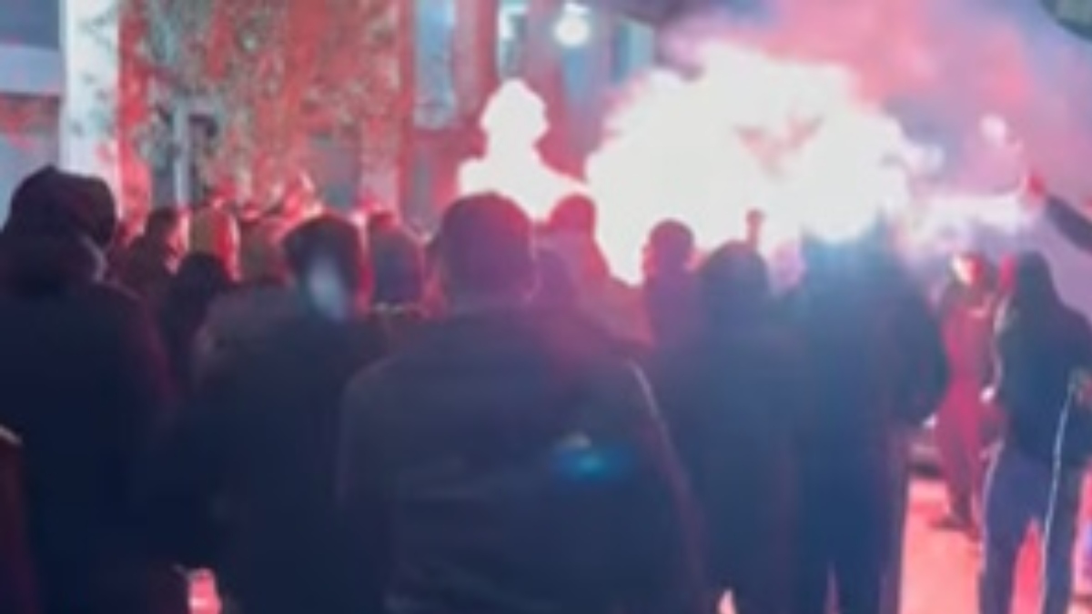 Πορεία οπαδών του ΠΑΟΚ στο κέντρο της Αθήνας στην μνήμη των νεκρών του τραγικού τροχαίου (βίντεο)