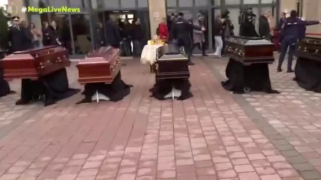 Ανείπωτη θλίψη: Απογειώθηκε το C-130 με τους σορούς των 7 οπαδών του ΠΑΟΚ – Λύγισαν… τα σίδερα στο τρισάγιο