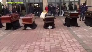 Ανείπωτη θλίψη: Απογειώθηκε το C-130 με τους σορούς των 7 οπαδών του ΠΑΟΚ – Λύγισαν… τα σίδερα στο τρισάγιο