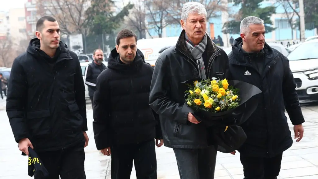 Άρης: Αντιπροσωπεία της ΚΑΕ στη Τούμπα – Τίμησαν τα “αετόπουλα” (εικόνα)