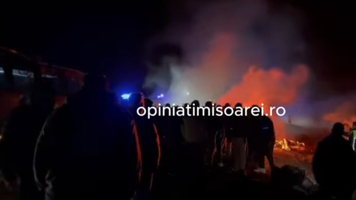 Ανατριχιαστικές εικόνες στη Ρουμανία: Οπαδοί του ΠΑΟΚ τραγουδούν συνθήματα στο σημείο της τραγωδίας – “Θέλω τον Δικέφαλο στον τάφο μου επάνω”