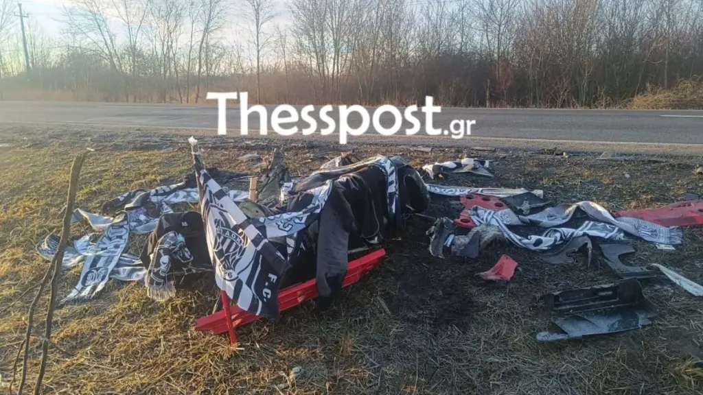 Ανείπωτος θρήνος στον ΠΑΟΚ: Σκέπασαν τα συντρίμμια από το φονικό τροχαίο με μπλούζες και κασκόλ του “Δικεφάλου” (εικόνες)