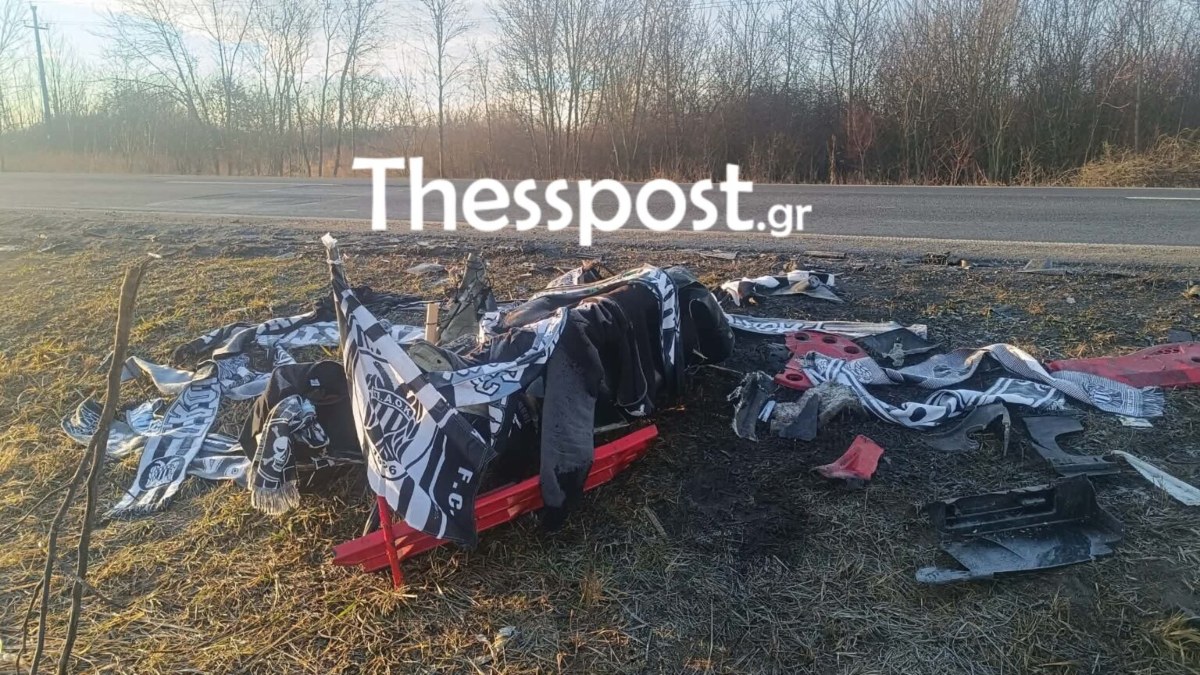 Ανείπωτος θρήνος στον ΠΑΟΚ: Σκέπασαν τα συντρίμμια από το φονικό τροχαίο με μπλούζες και κασκόλ του “Δικεφάλου” (εικόνες)