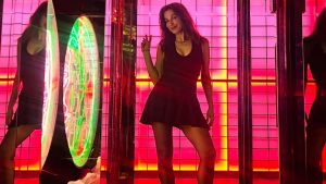 Κατερίνα Παπουτσάκη: Γιόρτασε τα γενέθλιά της σε disco – Φωτογραφίες από το λαμπερό πάρτι της (pics)