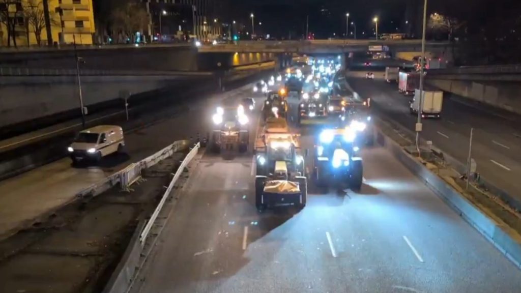 Παρίσι: Αγρότες κατέβασαν τα τρακτέρ στην Αψίδα του Θριάμβου – Δείτε βίντεο