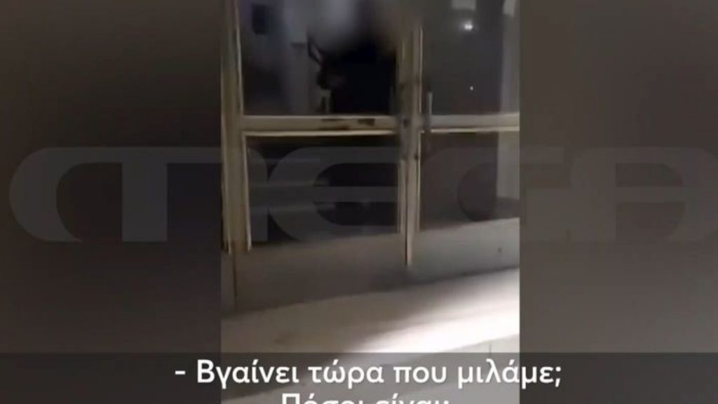 Πατήσια: Απατεώνας μπήκε σε σπίτι για να εξαπατήσει ηλικιωμένη γυναίκα – Τον κατέγραψε σε κάμερα η γειτόνισσα (Βίντεο)