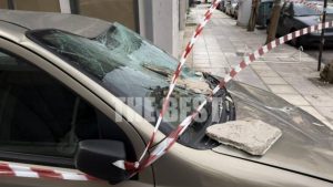 Κακοκαιρία στην Πάτρα: Ζημιές σε αυτοκίνητο από πτώση μαρμάρων (Βίντεο)