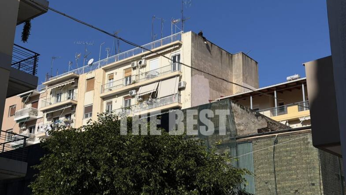 Συναγερμός στην Πάτρα: Γυναίκα απειλεί να πέσει από ταράτσα πολυκατοικίας (βίντεο+φωτογραφίες)