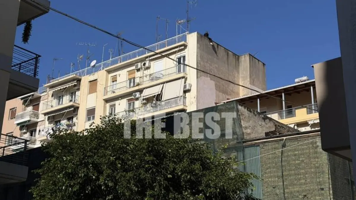 Συναγερμός στην Πάτρα: Γυναίκα απειλεί να πέσει από ταράτσα πολυκατοικίας (βίντεο+φωτογραφίες)