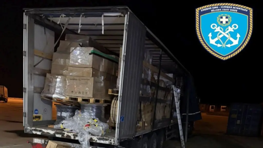 Πάτρα: Κατασχέθηκαν ναρκωτικά αξίας 900.000 ευρώ που βρέθηκαν σε φορτηγό στο Ρίο (φωτογραφίες)