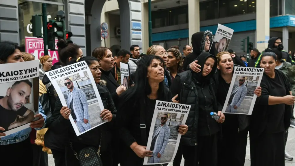 Πάτρα: Παραδόθηκε και πέμπτος δράστης για τον ξυλοδαρμό μέχρι θανάτου του 30χρονου – Οργισμένοι οι συγγενείς του έξω από τα δικαστήρια
