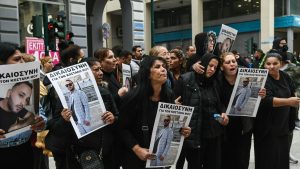 Πάτρα: Παραδόθηκε και πέμπτος δράστης για τον ξυλοδαρμό μέχρι θανάτου του 30χρονου – Οργισμένοι οι συγγενείς του έξω από τα δικαστήρια