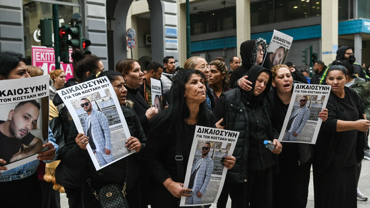 Πάτρα: Παραδόθηκε και πέμπτος δράστης για τον ξυλοδαρμό μέχρι θανάτου του 30χρονου – Οργισμένοι οι συγγενείς του έξω από τα δικαστήρια