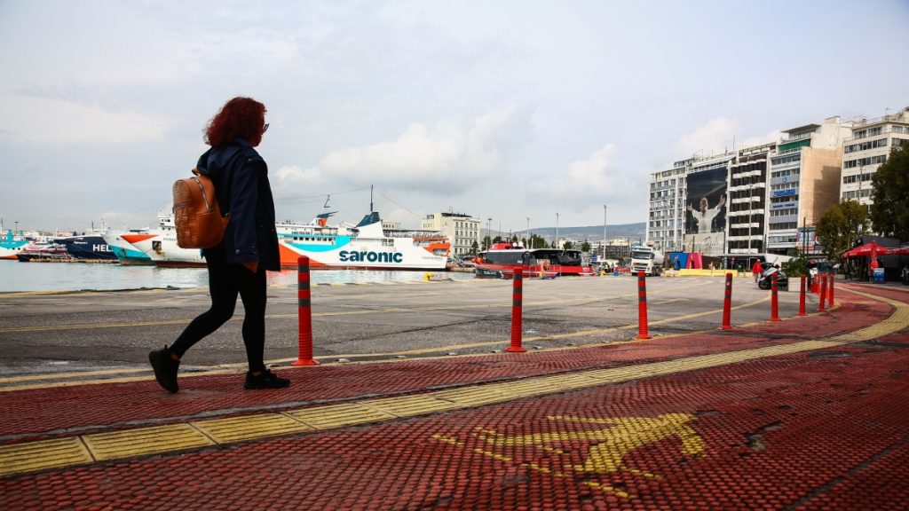Πειραιάς: Ακυρώνονται δρομολόγια πλοίων χωρίς επίσημο απαγορευτικό απόπλου – Δεν κατάφεραν να δέσουν 2 πλοία στη Μήλο