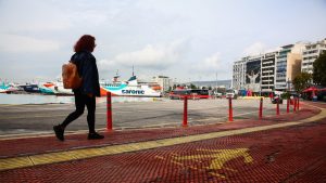 Πειραιάς: Ακυρώνονται δρομολόγια πλοίων χωρίς επίσημο απαγορευτικό απόπλου – Δεν κατάφεραν να δέσουν 2 πλοία στη Μήλο