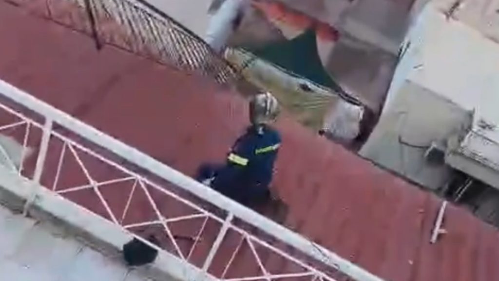 Απίστευτο σκηνικό στον Πειραιά: Κάγκελα ξηλώθηκαν και αιωρούνταν στο κενό (βίντεο)