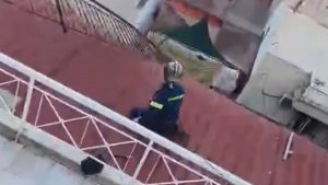 Απίστευτο σκηνικό στον Πειραιά: Κάγκελα ξηλώθηκαν και αιωρούνταν στο κενό (βίντεο)