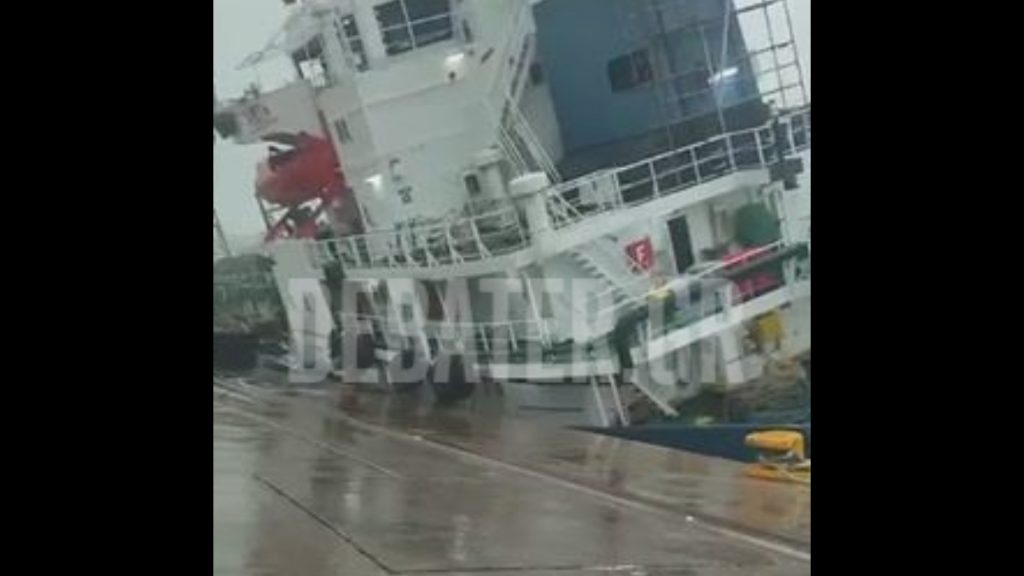 Πέραμα: Πλήρωμα και ρυμούλκα προσπαθούν να σώσουν πλοίο – Δείτε βίντεο