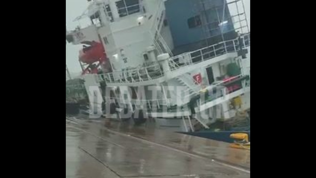 Πέραμα: Πλήρωμα και ρυμούλκα προσπαθούν να σώσουν πλοίο – Δείτε βίντεο