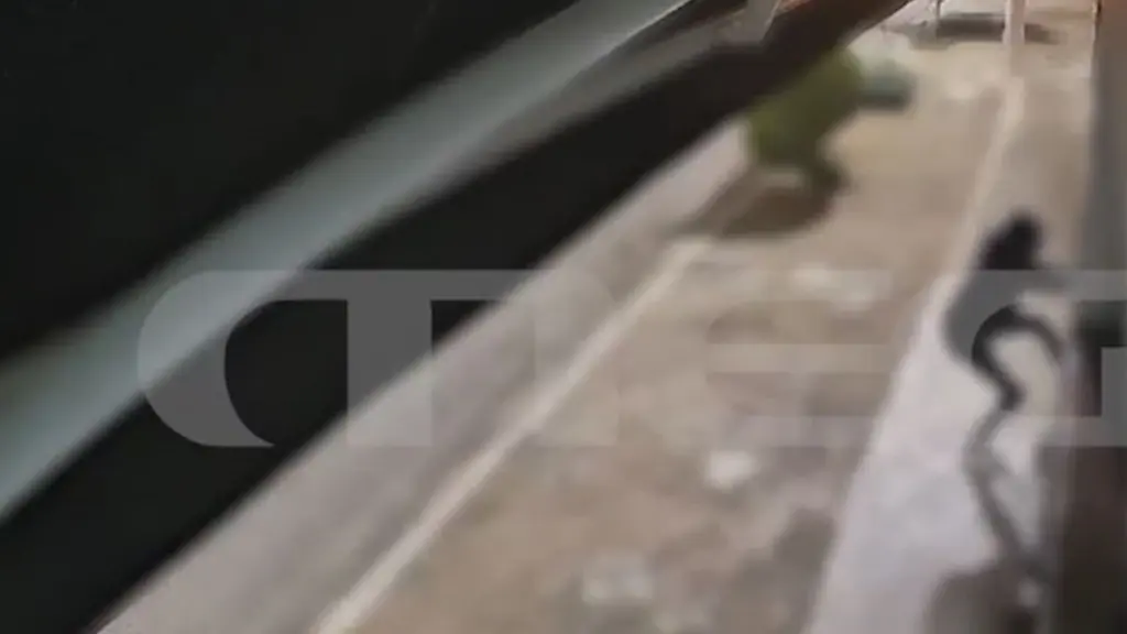 Περιστέρι: Ληστές έσπασαν με φρεάτιο την τζαμαρία καταστήματος (Βίντεο)