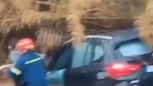 Πικέρμι: Η δραματική διάσωση εγκλωβισμένων οδηγών στη Πετρέζα – Δείτε το βίντεο