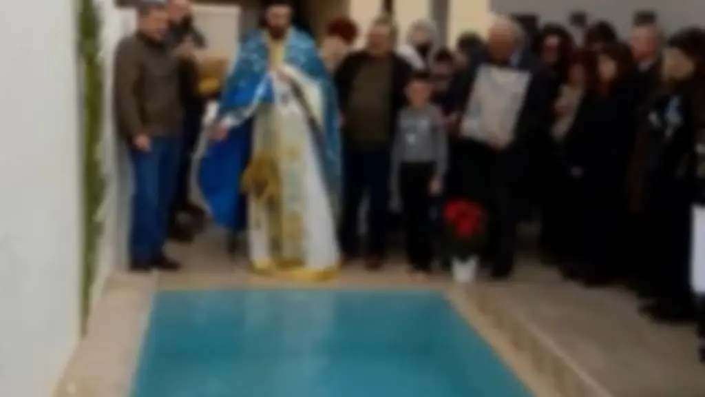 Θεοφάνια: Έριξαν τον σταυρό σε πισίνα δωματίου Airbnb – Δείτε το βίντεο
