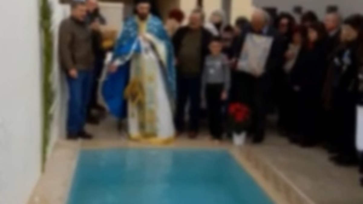 Θεοφάνια: Έριξαν τον σταυρό σε πισίνα δωματίου Airbnb – Δείτε το βίντεο