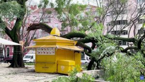 Πορτογαλία: Δύο νεκροί από την καταιγίδα Kristin – 800.000 νοικοκυριά χωρίς ρεύμα (Βίντεο)