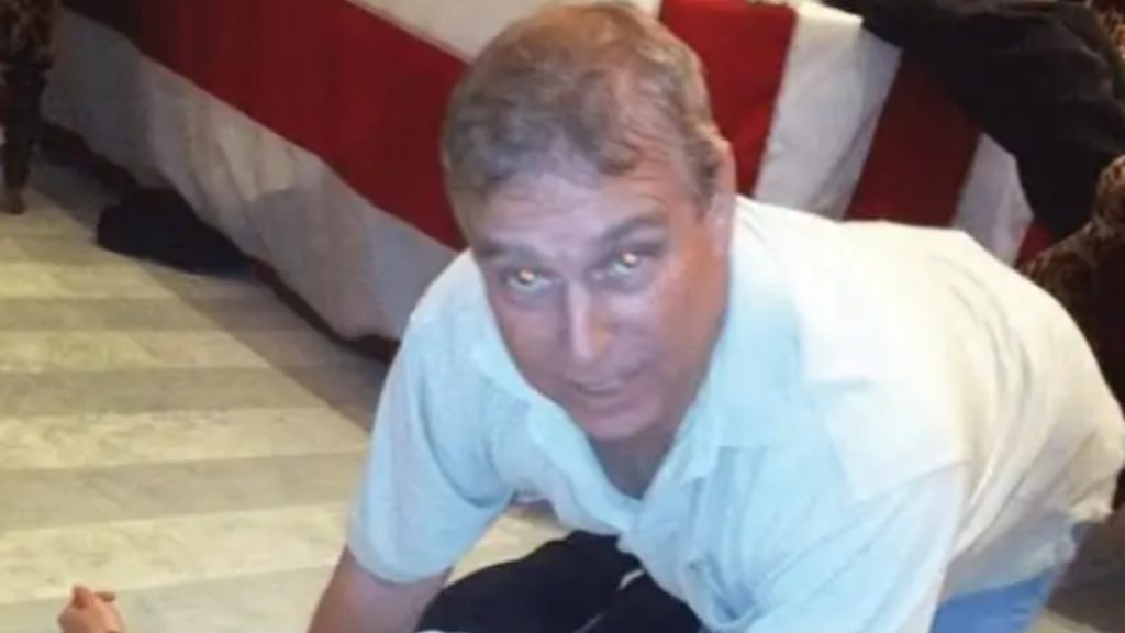 Υπόθεση Επστάιν: Στη δημοσιότητα φωτογραφίες σοκ που δείχνουν τον Πρίγκιπα Άντριου πάνω από ξαπλωμένη γυναίκα