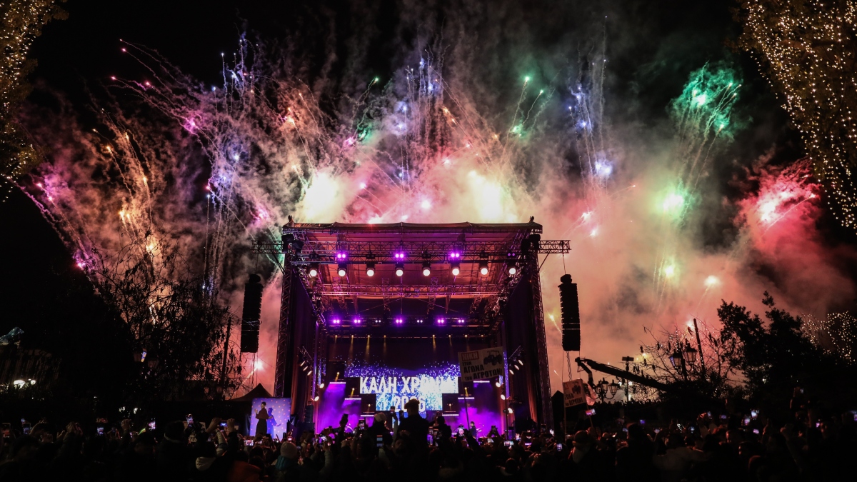 Με εντυπωσιακά show και πυροτεχνήματα Αθήνα και Θεσσαλονίκη γιόρτασαν την έλευση του 2026 (φωτογραφίες)