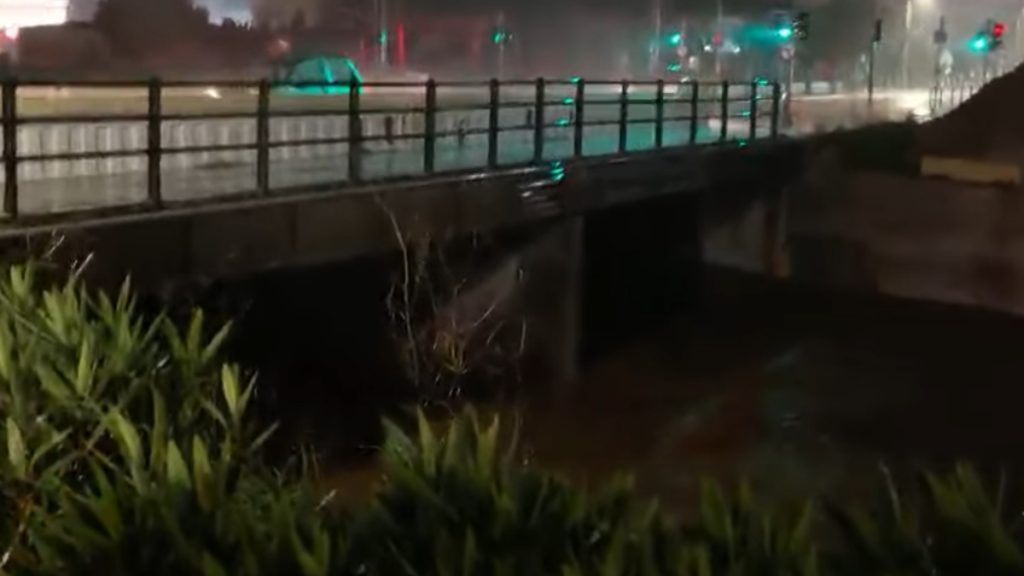 Υπερχείλισε το ρέμα στην Ραφήνα – Ήχησε το 112 για εκκένωση προς το Δημαρχείο – Σάρωσε την Αττική η κακοκαιρία (Βίντεο)