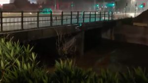 Δύσκολη νύχτα στην Αττική: Υπερχείλισε το ρέμα στην Ραφήνα και ήχησε το 112 για εκκένωση προς το Δημαρχείο (Βίντεο)