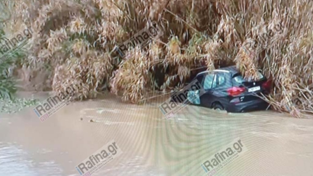 Σπάτα: Καρέ καρέ ο απεγκλωβισμός δυο ατόμων από το όχημα που παρασύρθηκε από νερά ρέματος (Βίντεο)