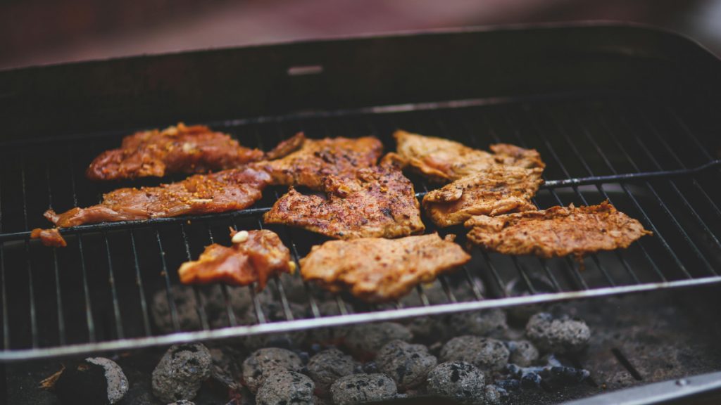 Τσικνοπέμπτη στο σπίτι: Πώς να τσικνίσετε χωρίς να μυρίζει το σαλόνι σας για μέρες