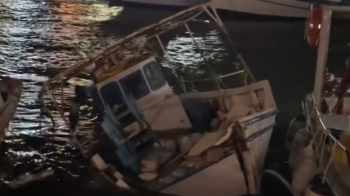 Συναγερμός στη Ρόδο: Η κακοκαιρία έφερε την θάλασσα πάνω στο λιμάνι – Πλοίο έδωσε μάχη για να δέσει, δείτε βίντεο