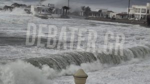 Ρόδος: Το νερό “έπνιξε” επιχείρηση σε παραλιακή ζώνη – “Παρασύρθηκε μέρος του μπαλκονιού, φιάλη υγραερίου 5 τόνων κατέληξε στο Κάστρο από τον αέρα”