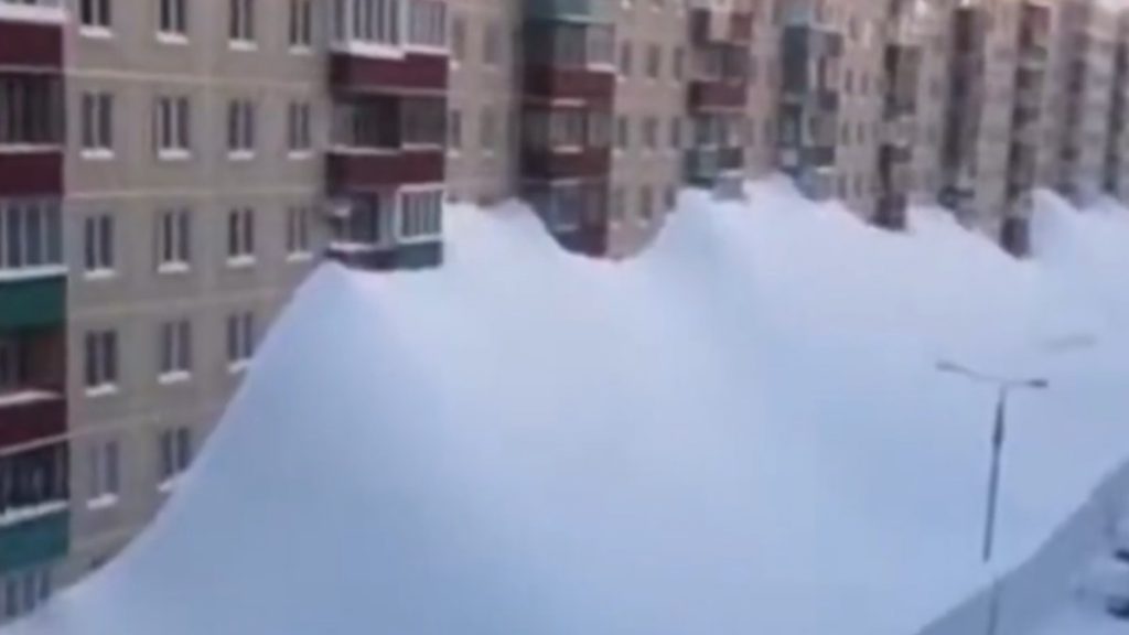 Ρωσία: Πηδούν από παράθυρα στον 7ο όροφο – Θάφτηκε κάτω από το χιόνι η Καμτσάτκα μετά από πρωτοφανή καιρικά φαινόμενα (βίντεο)