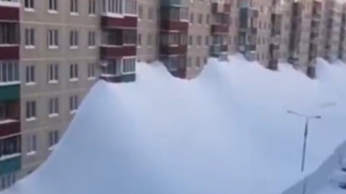 Ρωσία: Πηδούν από παράθυρα στον 7ο όροφο – Θάφτηκε κάτω από το χιόνι η Καμτσάτκα μετά από πρωτοφανή καιρικά φαινόμενα (βίντεο)