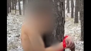 Ρωσία: Αξιωματικός βασανίζει στρατιώτες – Τους έδεσε και τους έδωσε να φάνε χιόνι, δείτε βίντεο (σκληρές εικόνες)