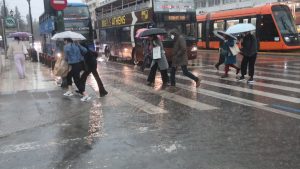 Καιρός: Ισχυρές βροχές και χαλαζοπτώσεις τις επόμενες ώρες – Επικαιροποιήθηκε το έκτακτο δελτίο της ΕΜΥ