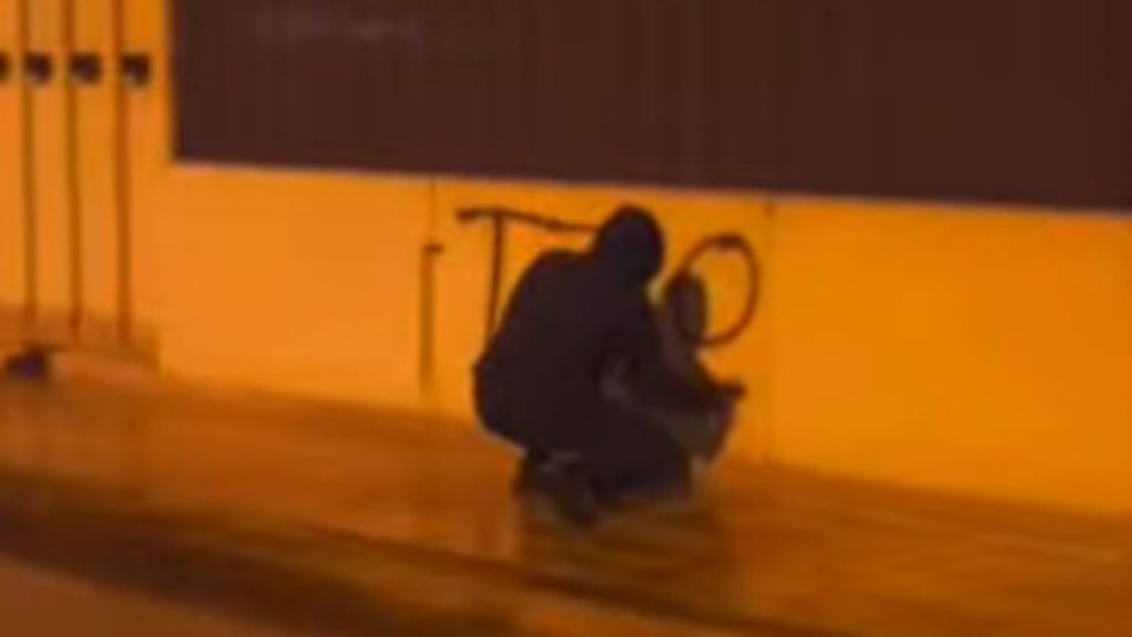 Βιολάντα: Παρέμβαση στο σπίτι του ιδιοκτήτη του εργοστασίου στα Τρίκαλα από τον Ρουβίκωνα