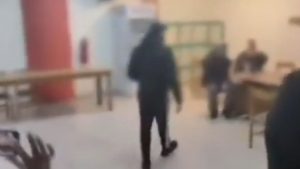 Ρουβίκωνας: Παρέμβαση στην υπηρεσία καθαριότητας του δήμου Ζωγράφου (Βίντεο)